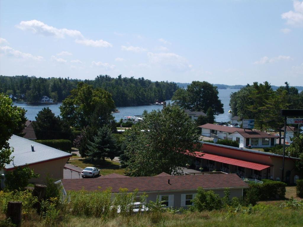 Capricorn Motel Royale 1000 Islands Lansdowne Exterior photo