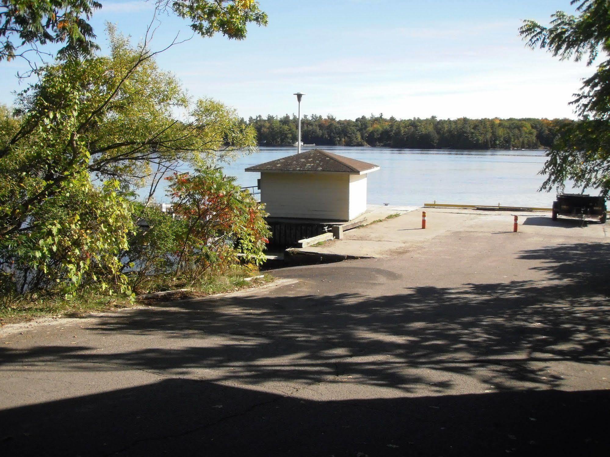 Capricorn Motel Royale 1000 Islands Lansdowne Exterior photo
