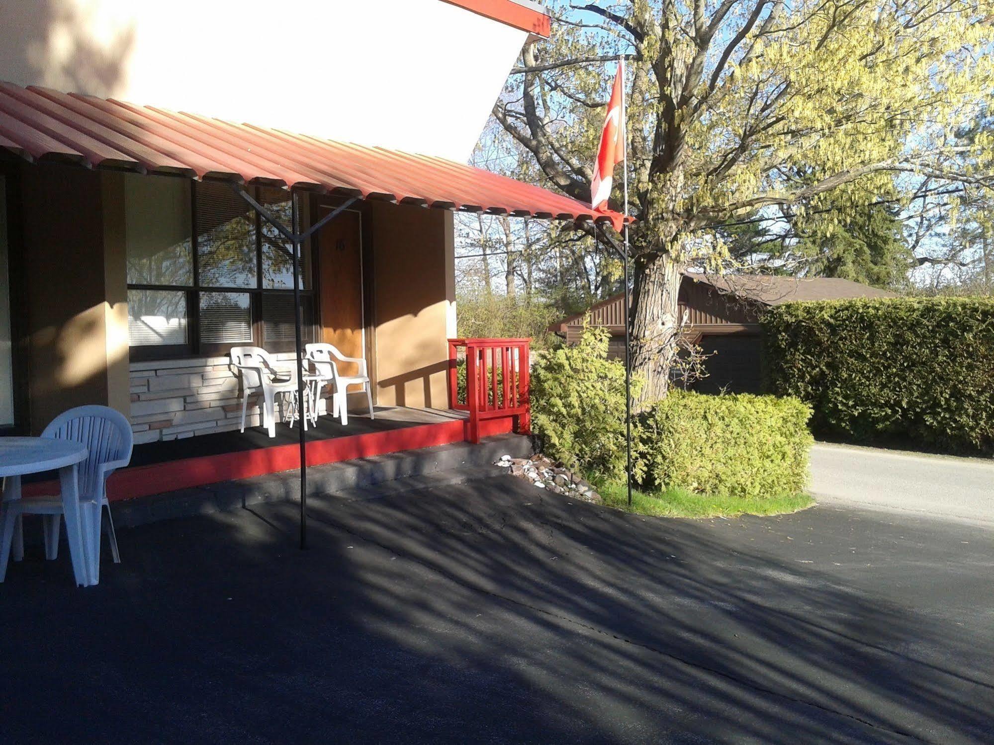 Capricorn Motel Royale 1000 Islands Lansdowne Exterior photo